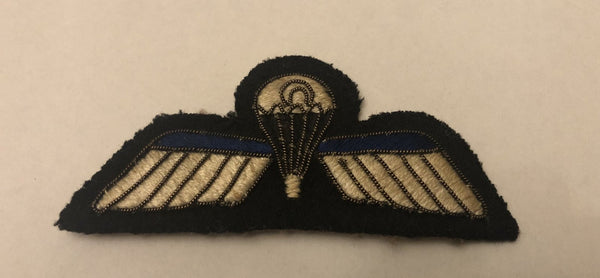 Aile de parachutiste brodée à la main hover image