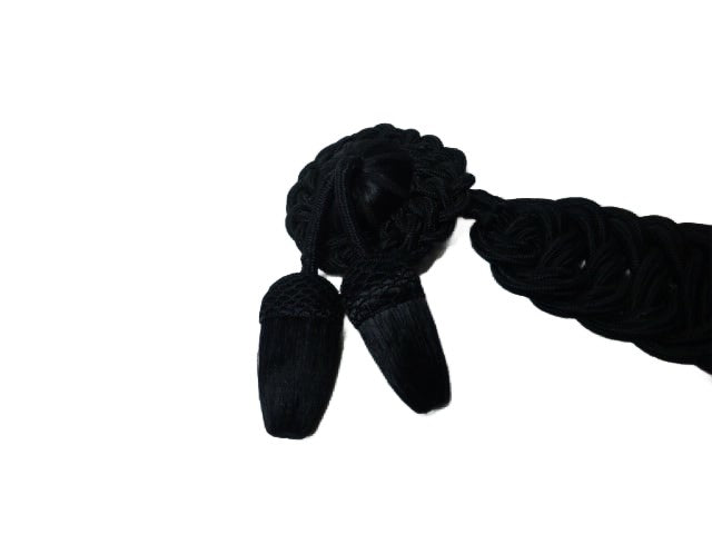 Zwart koord voor op de borst van de rouwmantel