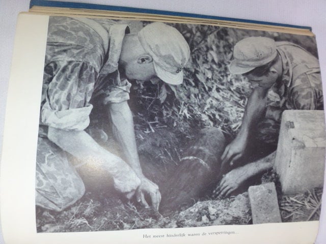 Boek op wacht in de Dessa