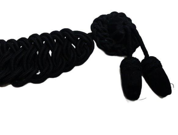 Zwart koord voor op de borst van de rouwmantel hover image