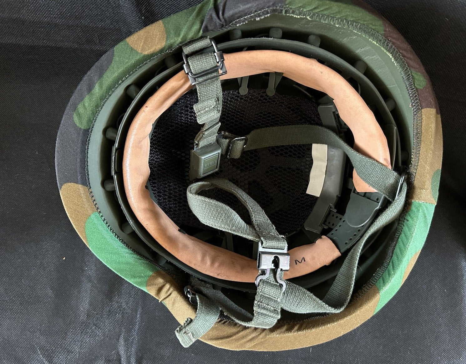 Kevlar helm met Jungle camouflage helmovertrek