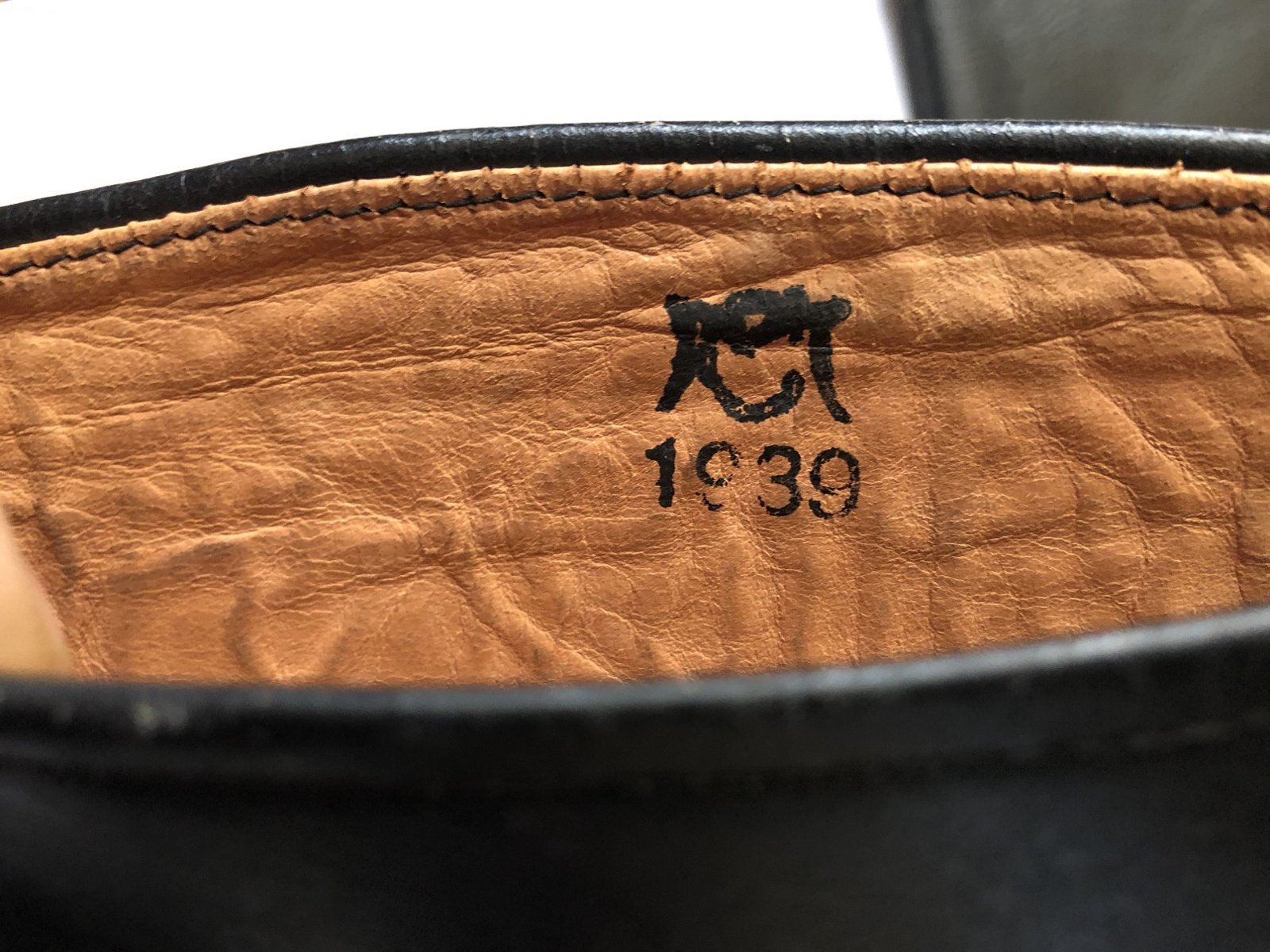 Zwart lederen beenkappen