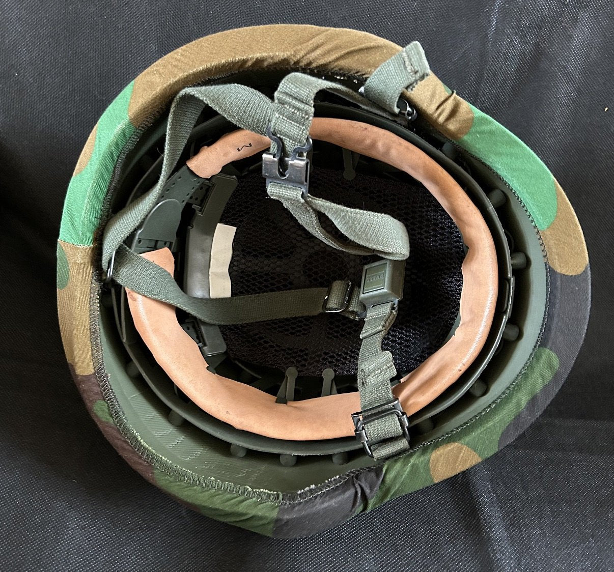 Kevlar helm met Jungle camouflage helmovertrek
