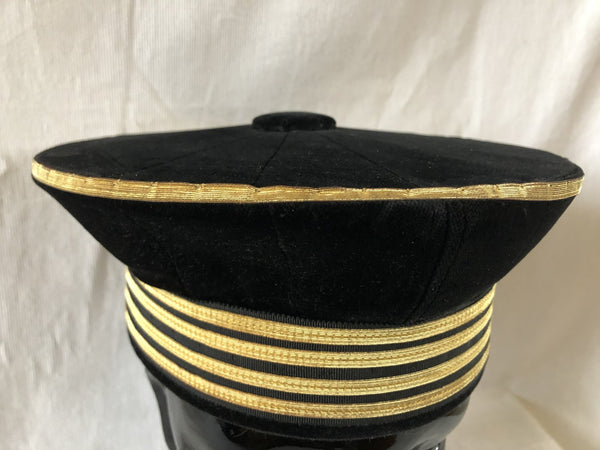 Hoofddeksel van een rechter hover image