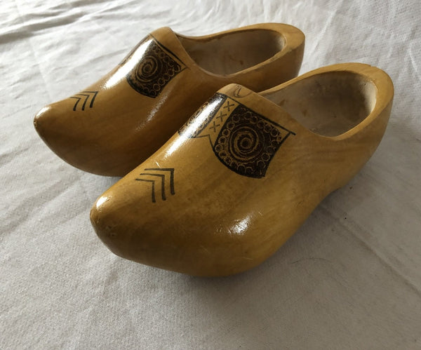 Traditionele houten klompjes hover image