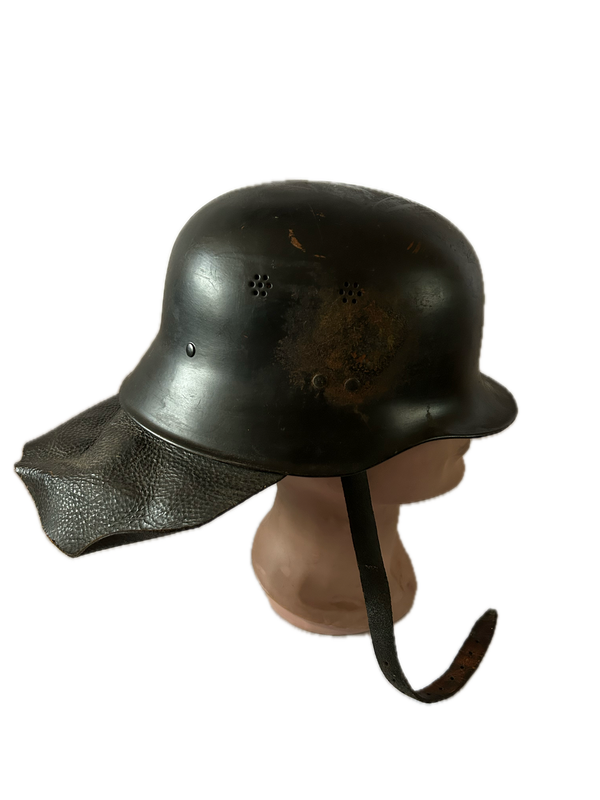 Feuerwehr helm eind 40er jaren hover image