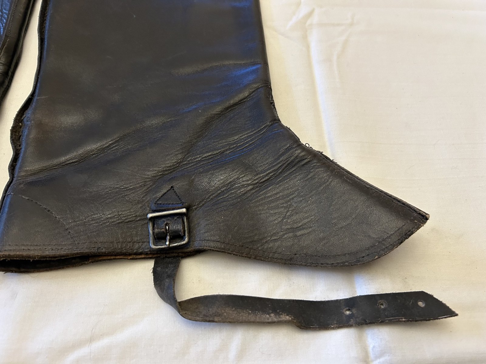 Zwart lederen beenkappen 1943