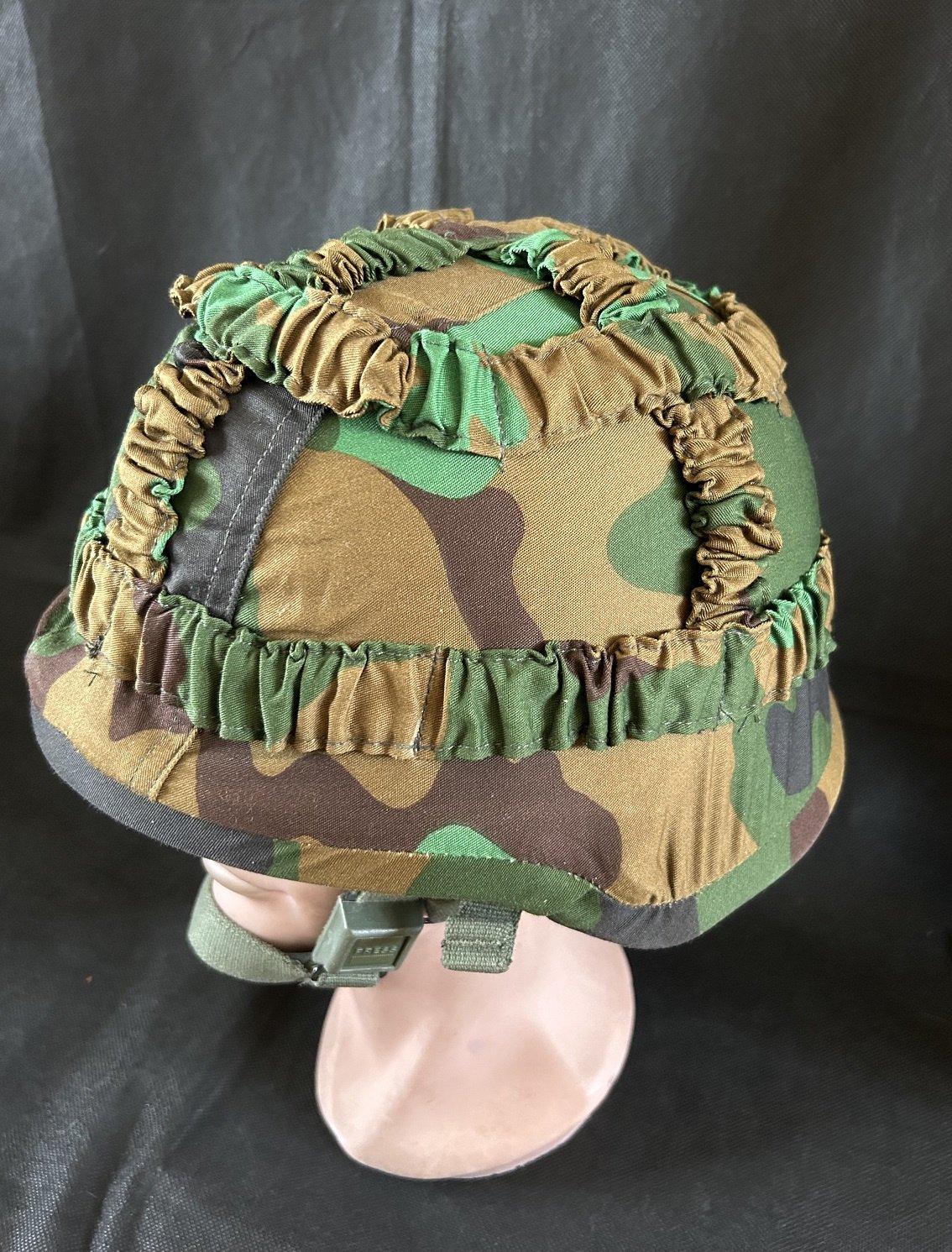 Kevlar helm met Jungle camouflage helmovertrek