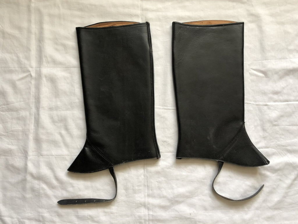 Zwart lederen beenkappen