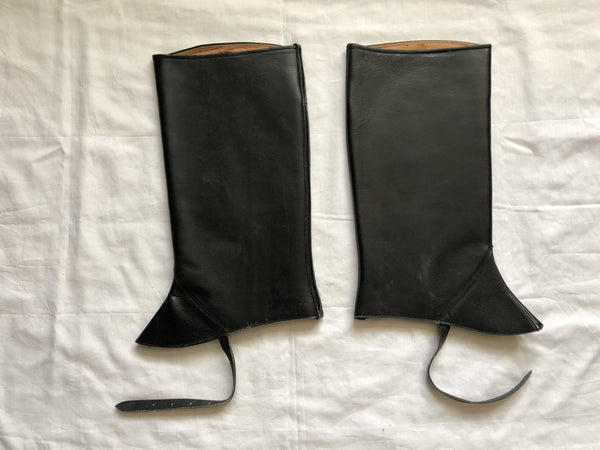 Zwart lederen beenkappen hover image