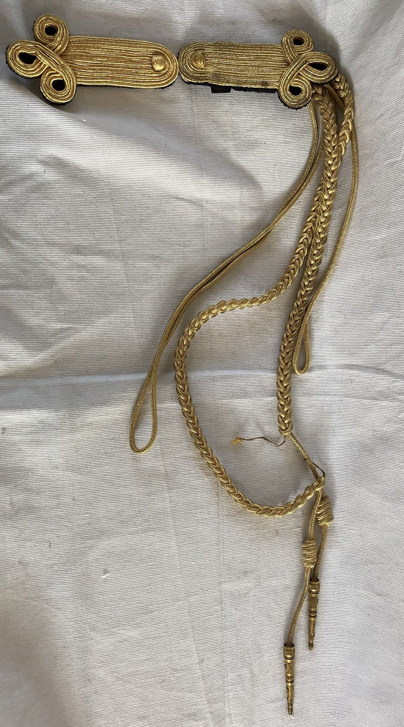 Goudkleurige fouragere met epauletten