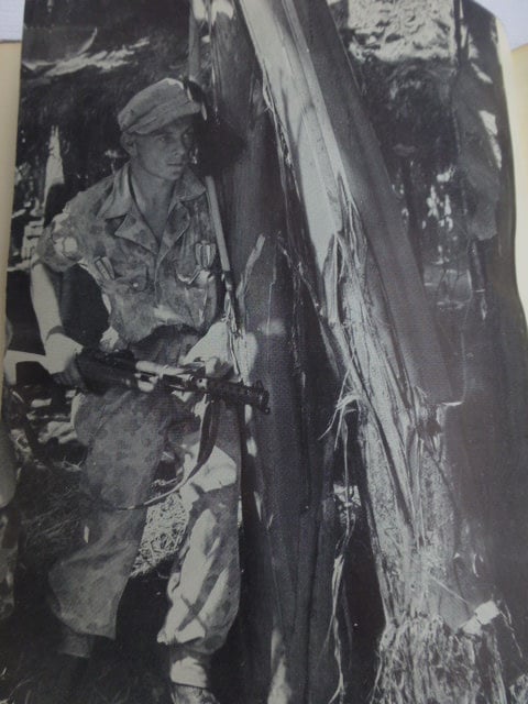 Boek op wacht in de Dessa