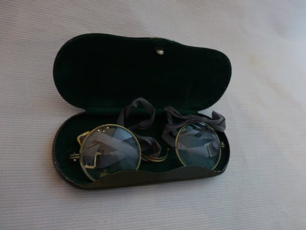 Bril in etui hover image