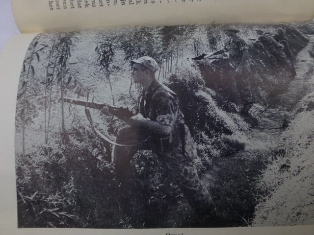 Boek op wacht in de Dessa