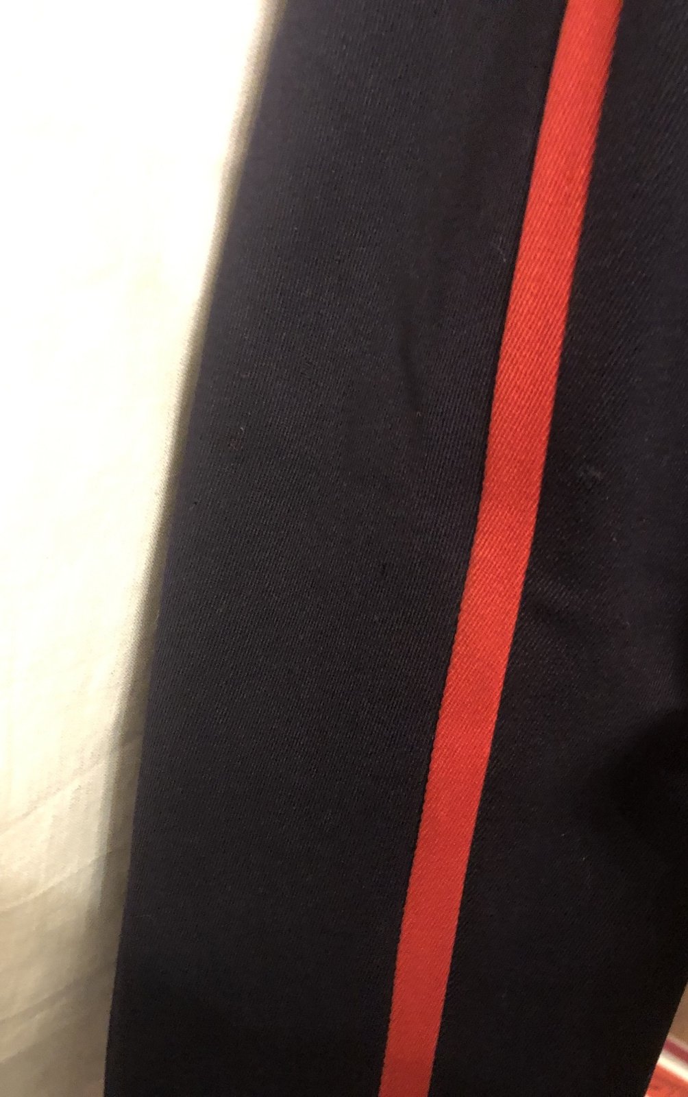 Pantalon zwart met rode bies