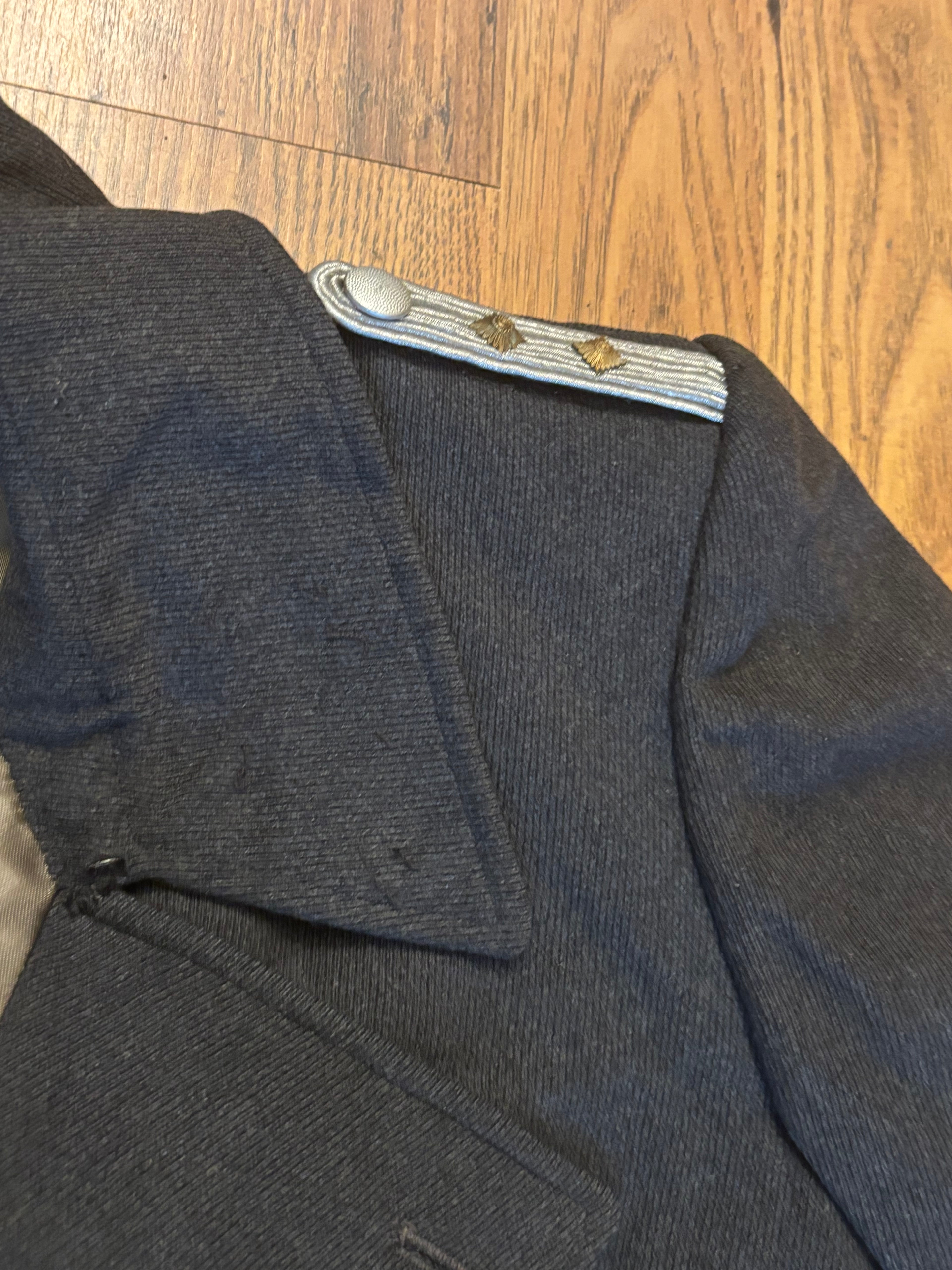 Originele Duitse mantel WW2 met epauletten