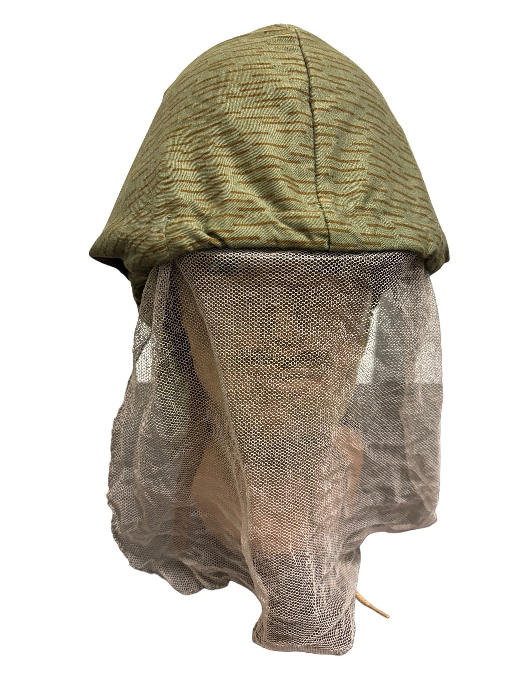DDR NVA / Volkspolizei M56/66 helm met Strichtarn camouflagehoes & gezichtssluier