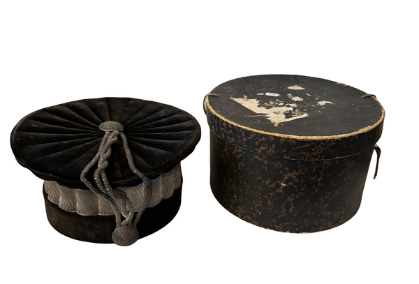 Antieke Franse academische Toque met originele doos Parijs ca. 1900 hover image