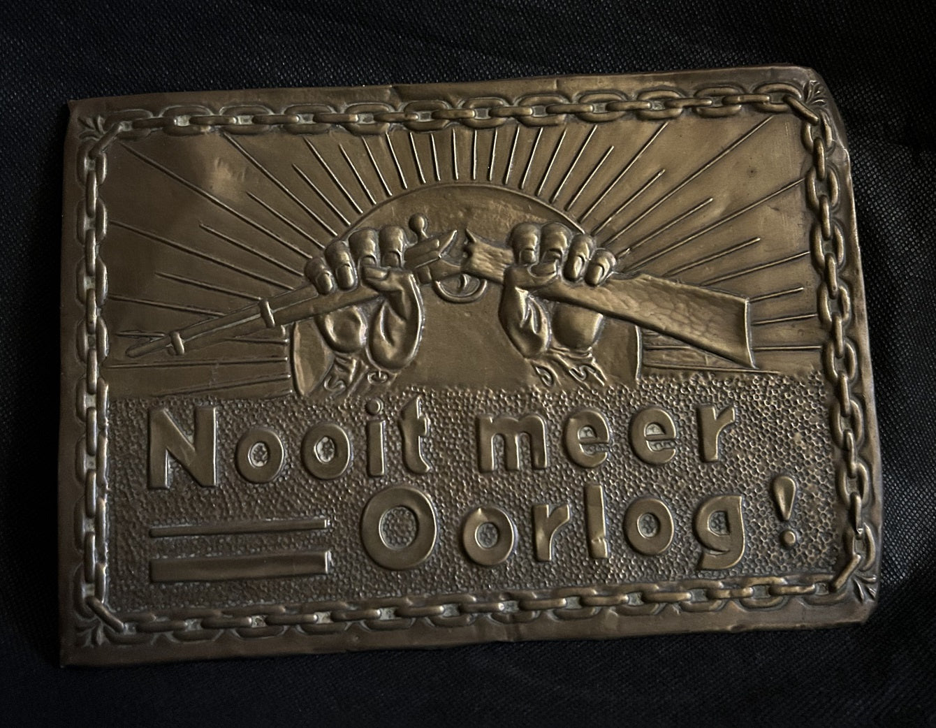 Koperen plaquette Het Gebroken Geweertje -jaren 30