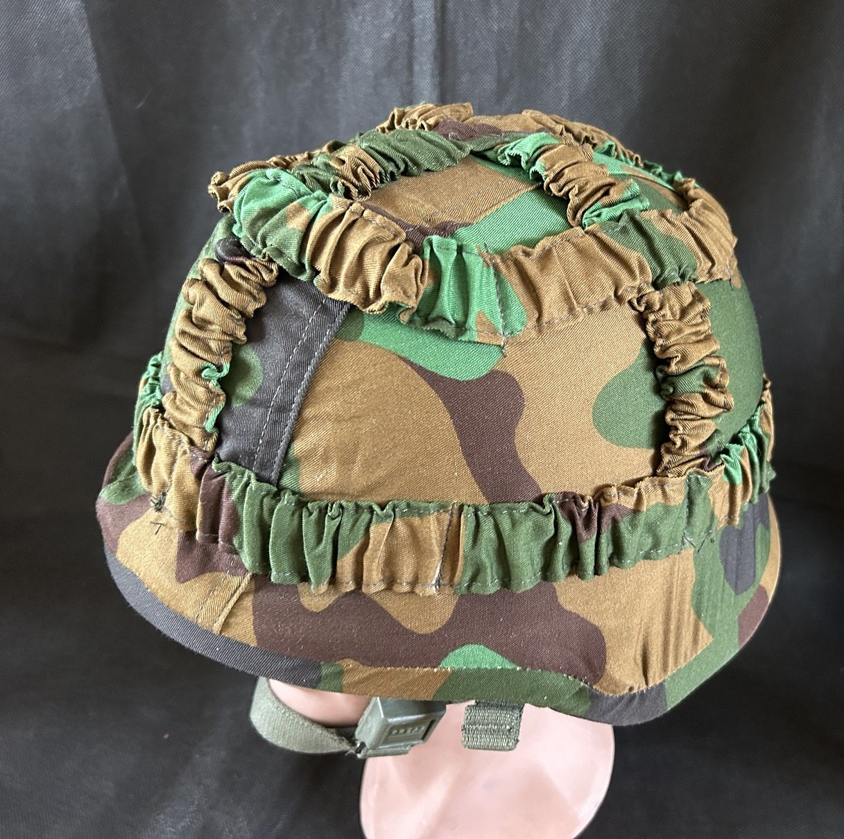 Kevlar helm met Jungle camouflage helmovertrek