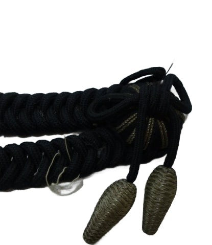 Zwart koord voor op de borst van de rouwmantel hover image