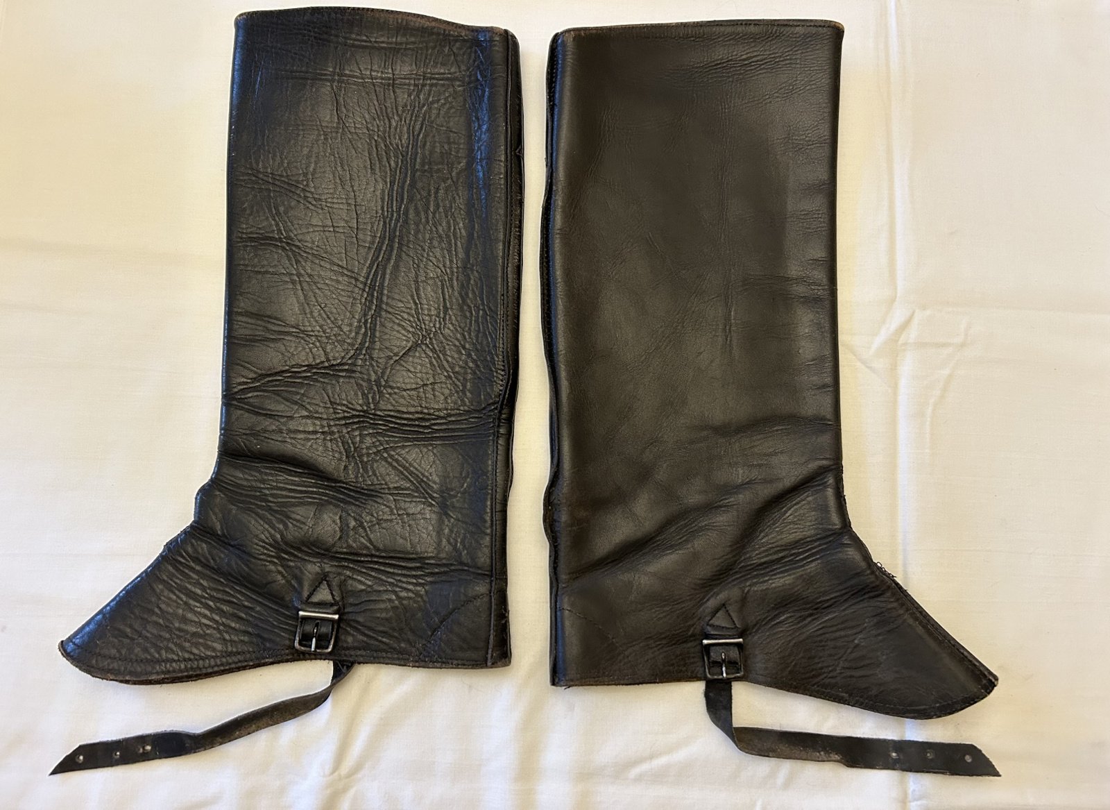 Zwart lederen beenkappen 1943