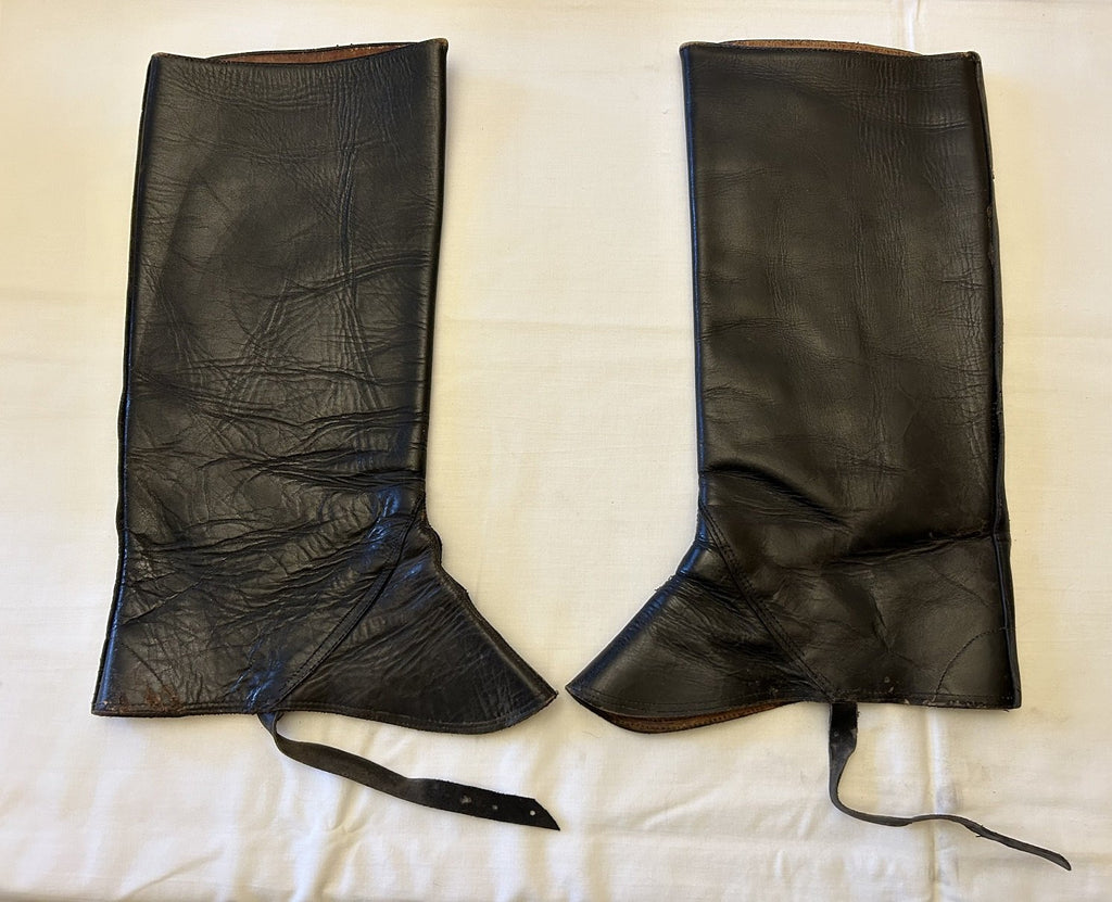 Zwart lederen beenkappen 1943