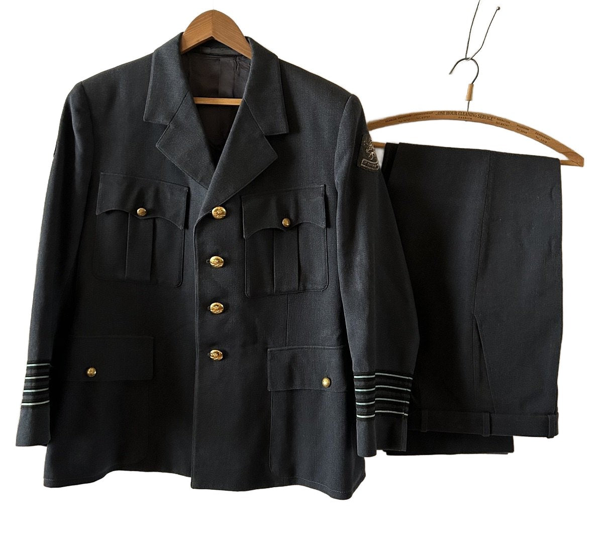 Luchtmacht tenue met  KNIL Voortrekkers embleem en pantalon