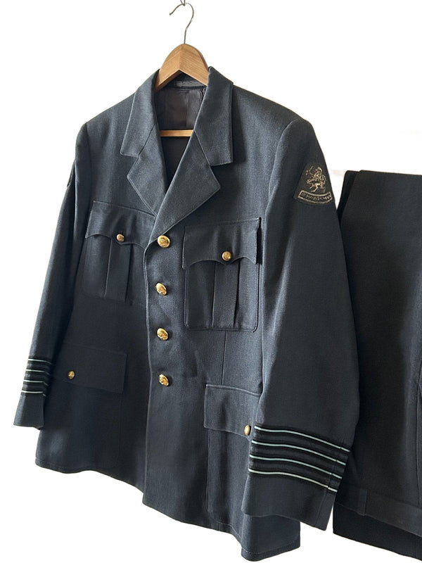 Luchtmacht tenue met  KNIL Voortrekkers embleem en pantalon hover image