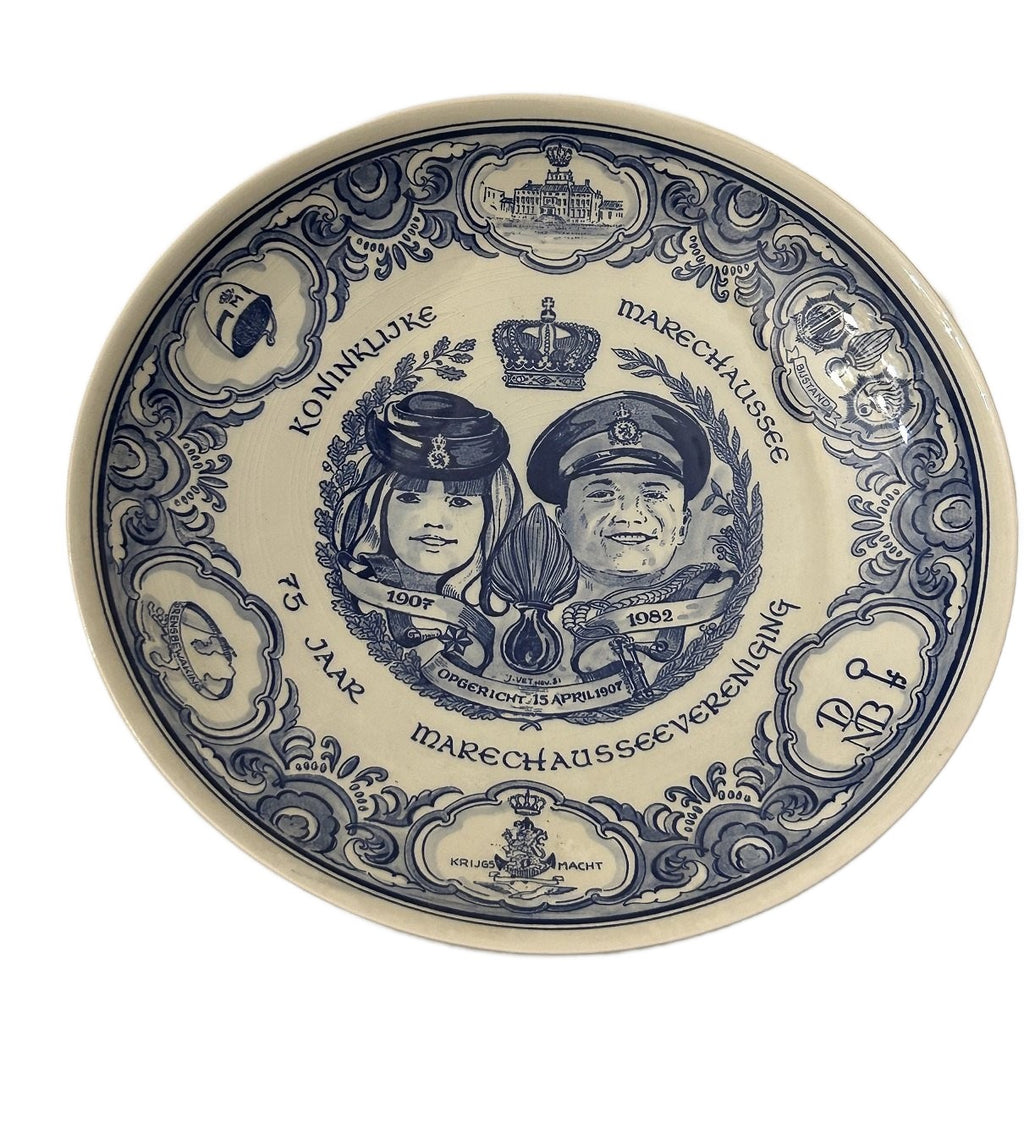 Porseleine bord 75 jaar Koninklijke Marechausseevereniging