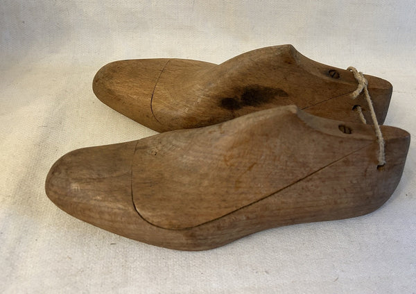 Houten  schoenenmal  50-60er jaren hover image