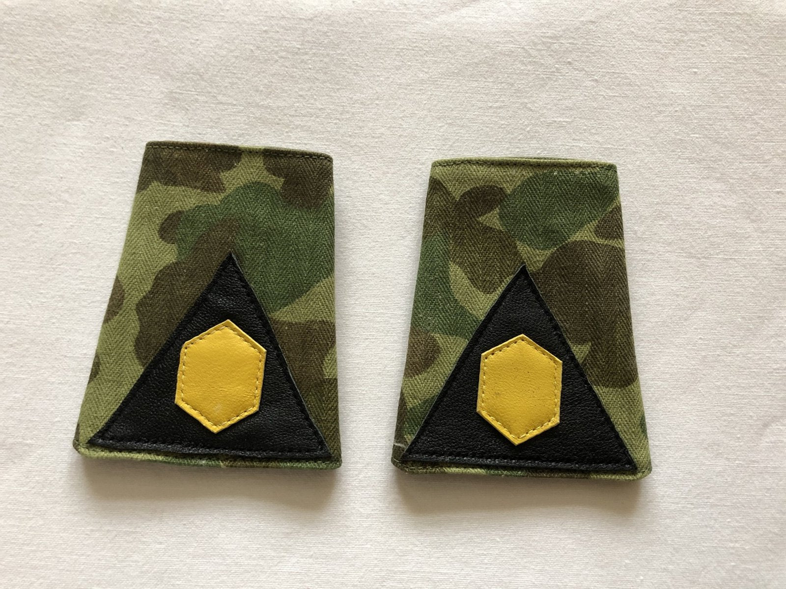 Schuifpassanten KNIL Korporaal