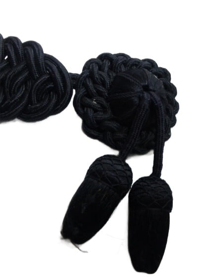 Zwart koord voor op de borst van de rouwmantel