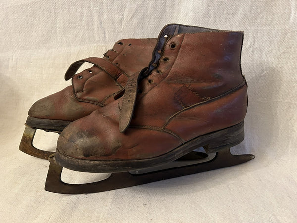 Schaatsen uit de 40er jaren hover image