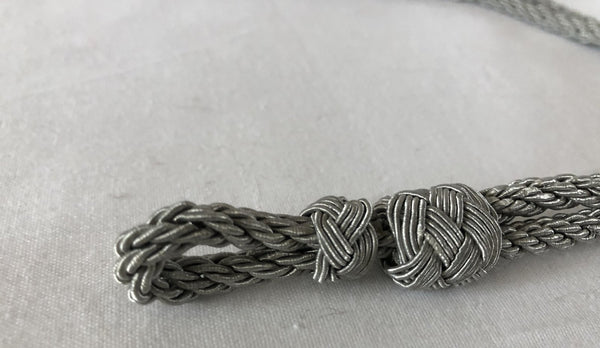 Zilverkleurige pet koord hover image