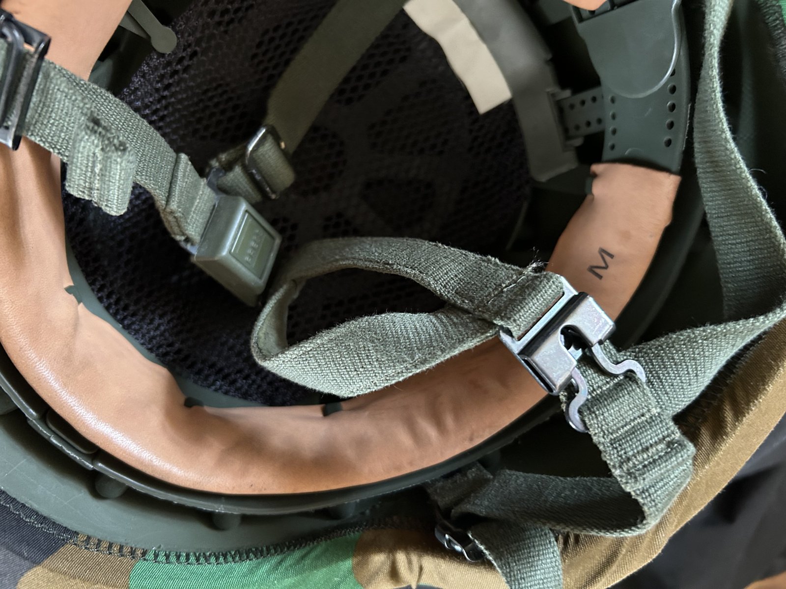 Kevlar helm met Jungle camouflage helmovertrek