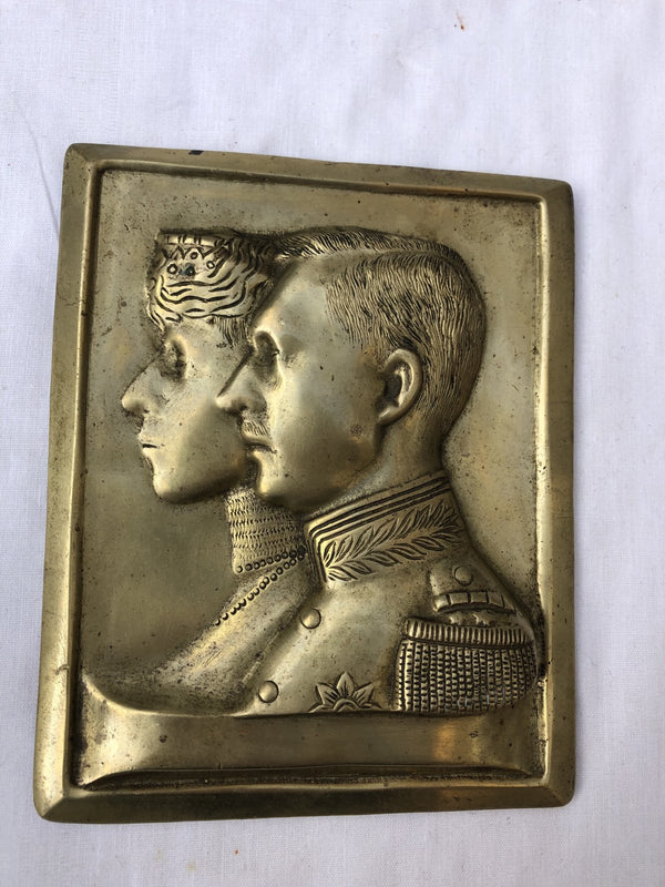 Plaque de bronze du roi Albert et de la reine Elisabeth hover image